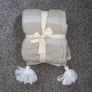 NWT Knitted Throw